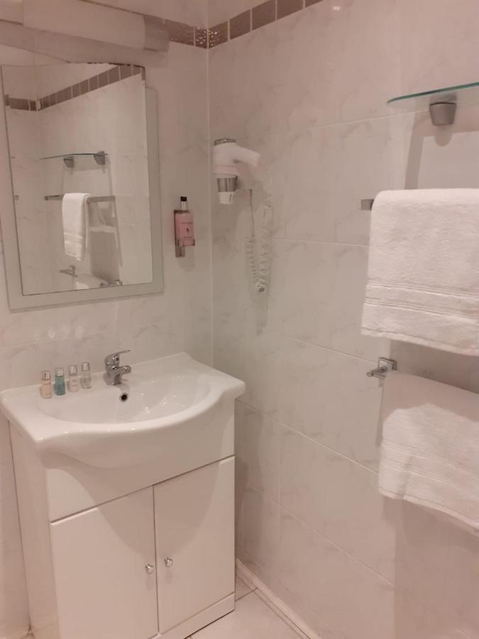 Coast 77 B&B Poole Bagian luar foto