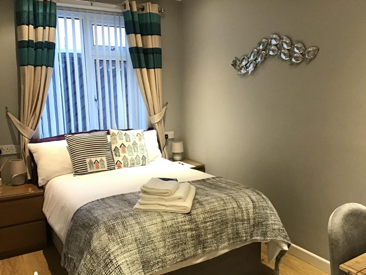 Coast 77 B&B Poole Bagian luar foto