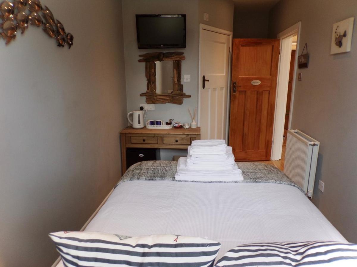 Coast 77 B&B Poole Bagian luar foto