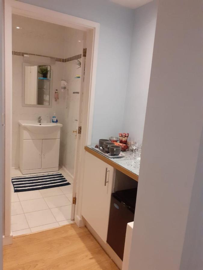 Coast 77 B&B Poole Bagian luar foto